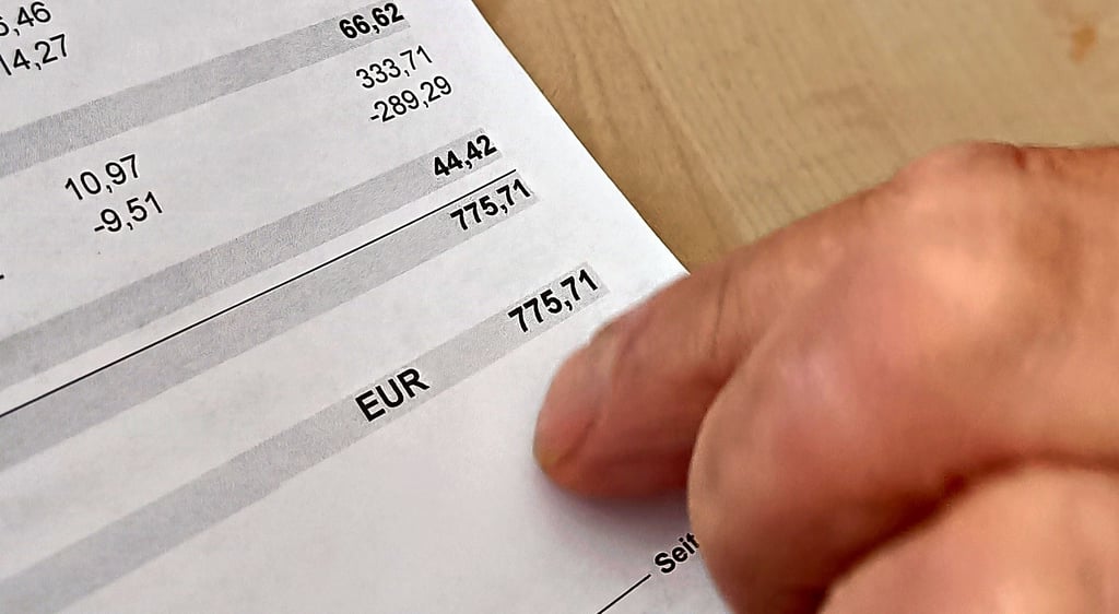 Diese Summe kommt auf die bisherigen rund 2.200 Euro Zuzahlungen für die Lohmanns obendrauf. Außerdem müssen sie sie für die Monate, in denen die Frau bereits im Pflegeheim lebt, nachzahlen.