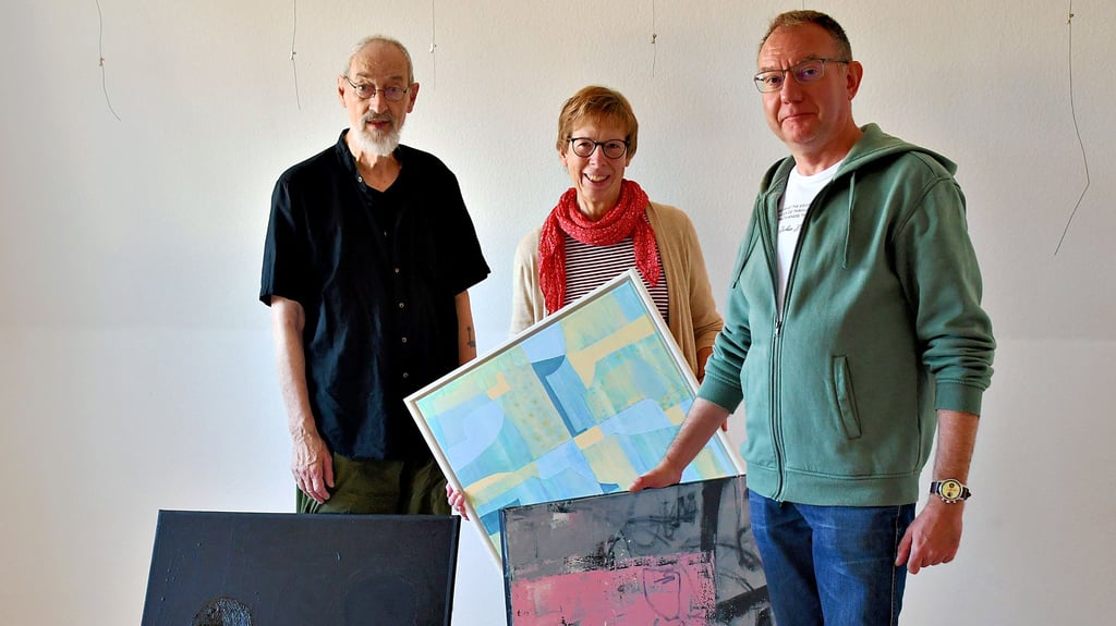 Mitglieder der Künstlergilde Haldensleben bereiten die neue Ausstellung "Bilanz" vor.