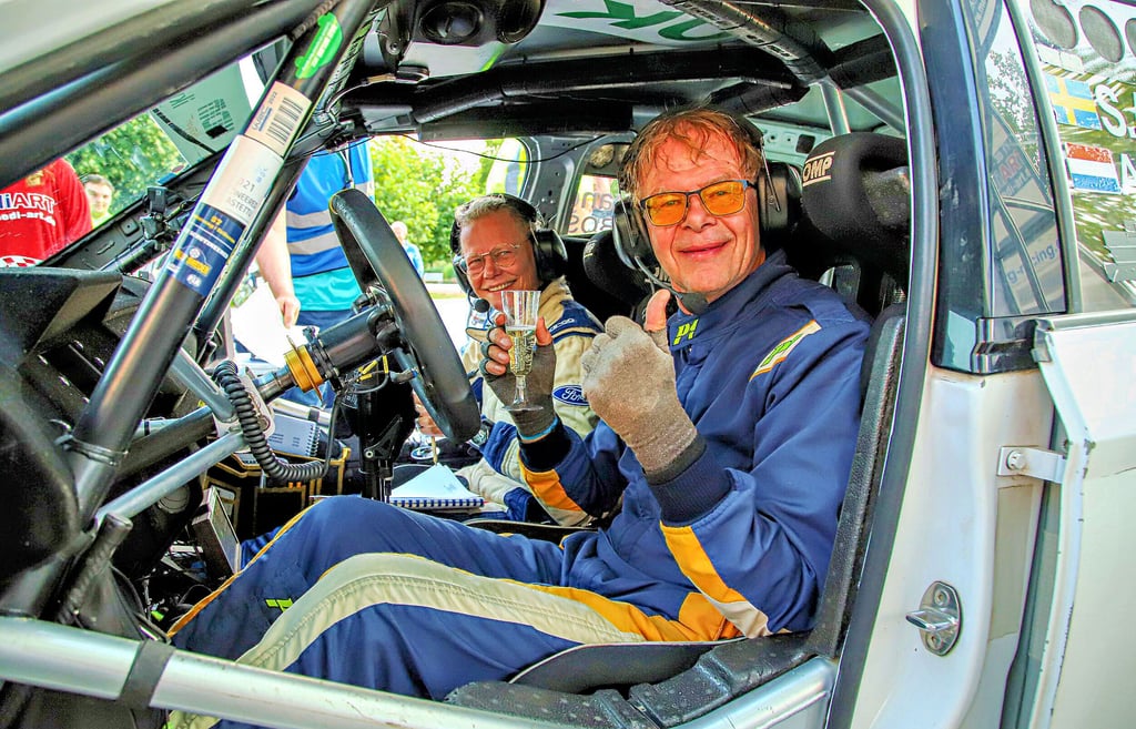 Der Schwede Stig Andervang und seine Beifahrerin Annemieke Hulzebos gönnen sich nach dem Rallye-Sieg ein Gläschen Sekt.