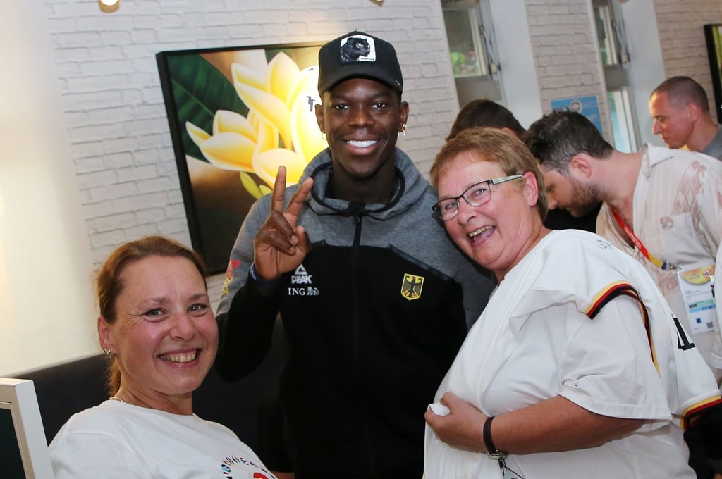Dennis Schröder (M.) zeigt Fan-Nähe.