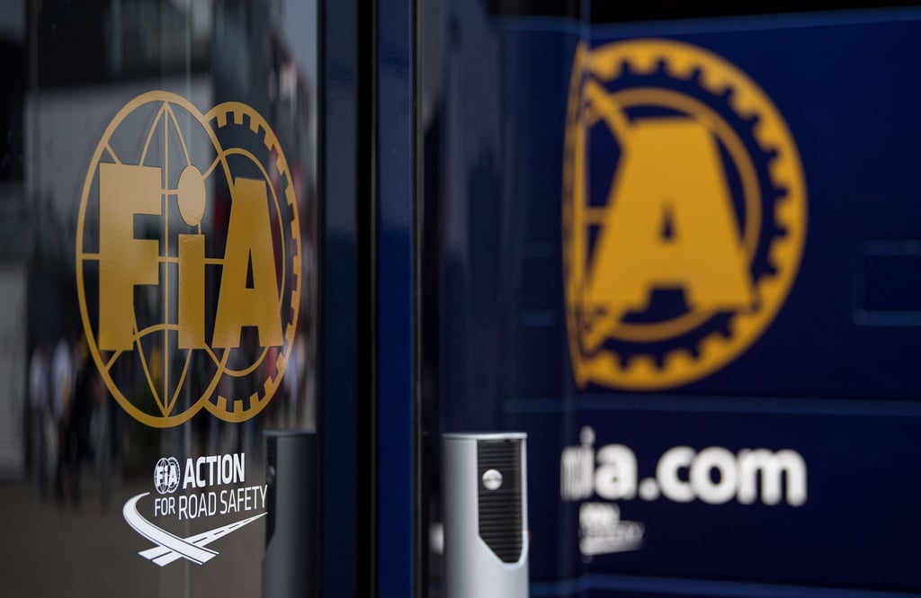 Busse mit dem Logo der Fia stehen nebeneinander. Der Verband gab die Erfüllung der Finanzvorgaben aller Teams bekannt.