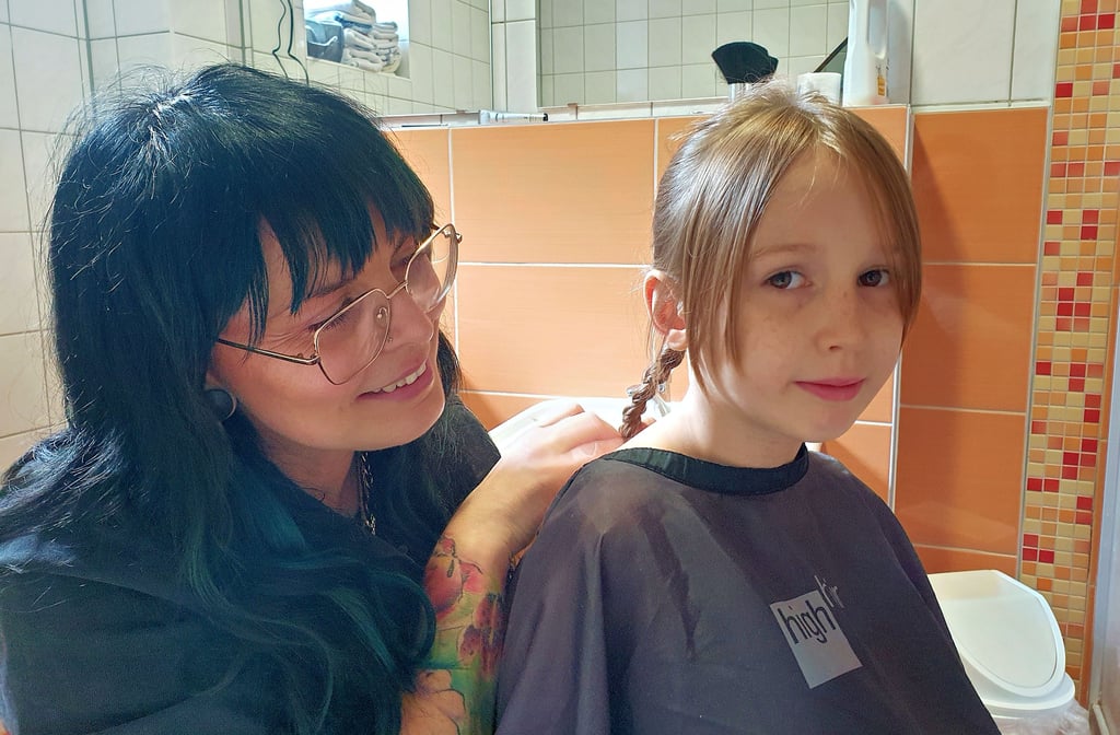 Friseurin Marie-Luise Stephan kümmert sich um die siebenjährige Mia, die nur ein paar Spitzen geschnitten haben wollte.