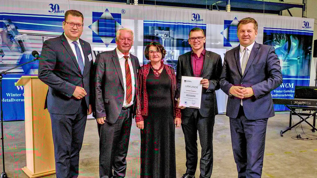 Landrat Christian Tylsch (l.) besuchte mit Minister Sven Schulze (r.) das Coswiger Firmenjubiläum.