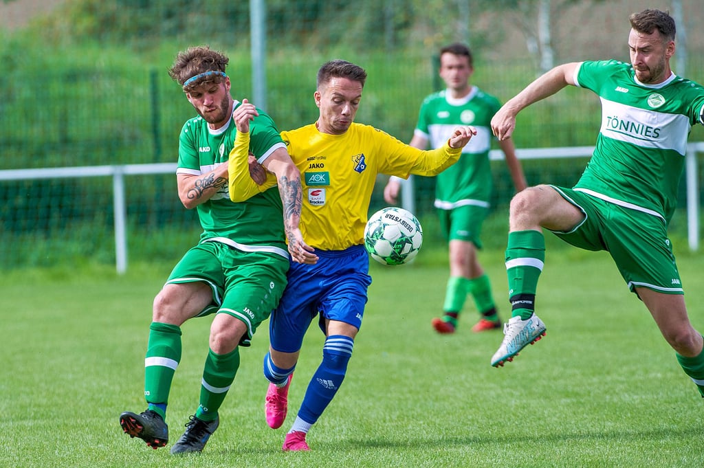 Roy Rothenhöfer (l.) und Toni Schwerdtner (r.), Torschütze zum zwischenzeitlichen 3:0 für den neuen Kreisliga-Spitzenreiter Schönburg/Possenhain-Leißling, kämpfen mit dem Nebraer Dominik Kowalewicz um den Ball.
