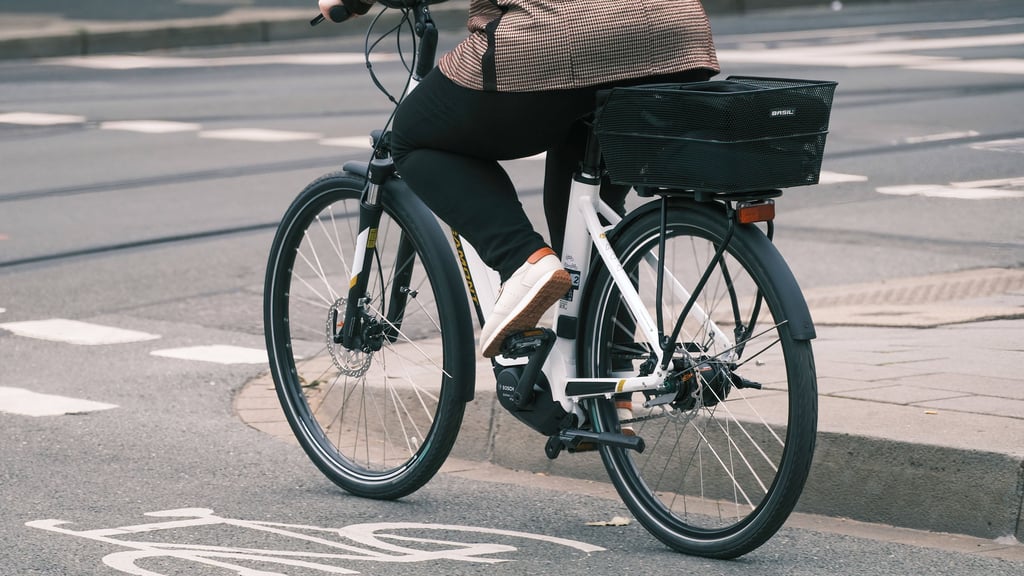 Die Handtasche eine Rentnerin ist aus einem Fahrradkorb gestohlen worden. (Symbolbild)