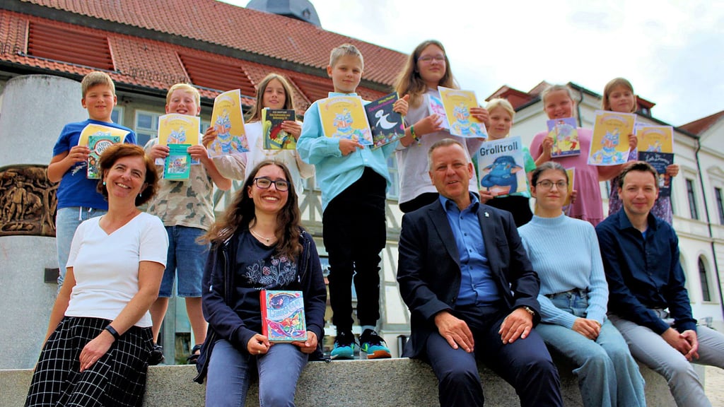 Lando Böcker (Mitte) hat den Regionalausscheid der Lesekrone 2023 gewonnen.