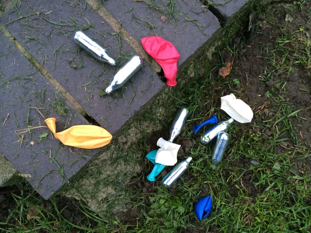 Lachgas-Kartuschen und Luftballons in einem Park in London. Die britische Regierung will den Konsum von Lachgas eindämmen.