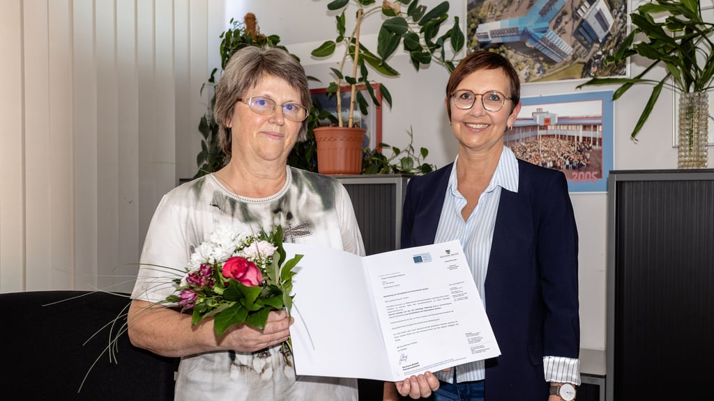 Ute Simon (l.) ist ab sofort die neue Schulleiterin des Gymnasiums Jessen. Die Landesschulamtsreferentin Sabine Brzezek hat ihr am Dienstag im Büro der Schulleitung die Ernennungsurkunde übergeben.