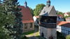 Blick auf den Glockenturm der mittelalterlichen St. Johanniskirche in Halberstadt (Aufnahme mit einer Drohne).