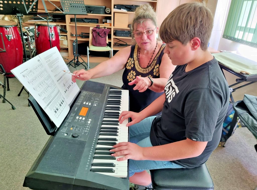 Daniela Vogt, Lehrerin an der Kreismusikschule, erteilt dem Siebtklässler Max Unterricht am Keyboard. Der Schüler spielt das Instrument bereits seit einigen Jahren – auch zu Hause.