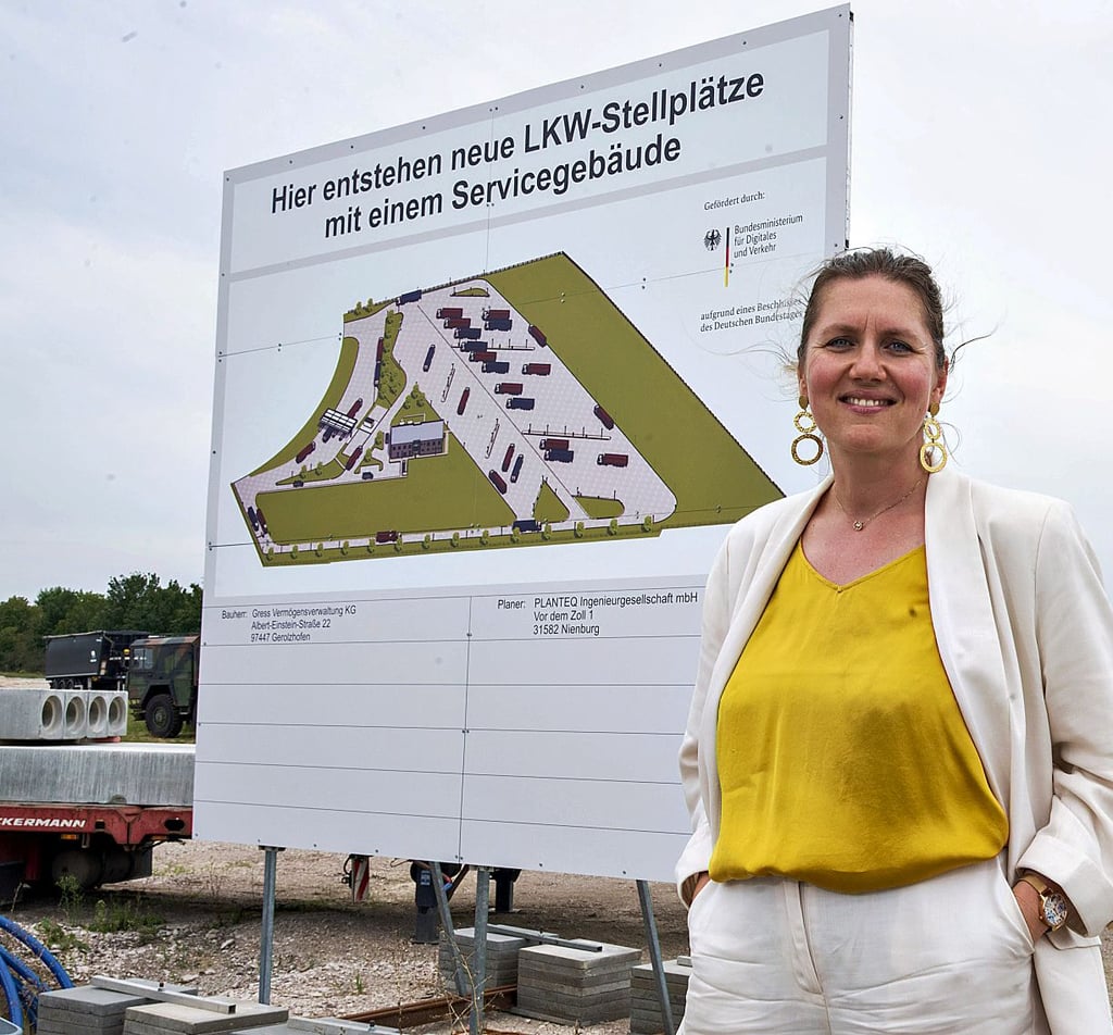 Park your Truck-Geschäftsführerin Denise Schuster am neuen Lkw-Parkplatz bei Gress und Zapp in Mildensee. Auch diesen bewirtschaftet sie bald.