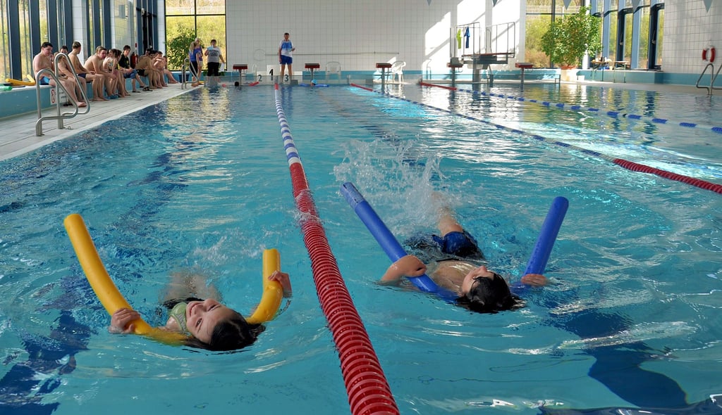 Kinder schwimmen im Becken des Hallenbades auf dem Fuchsbau in Osterburg.
