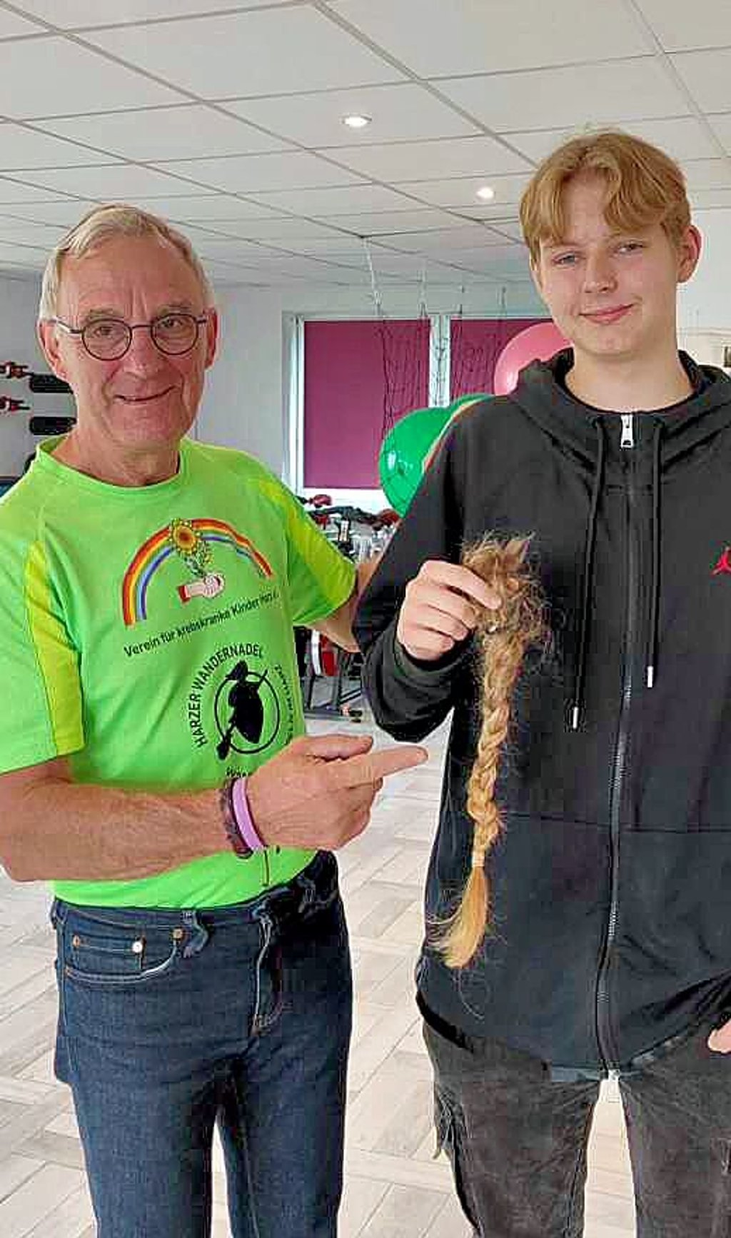 Da staunte Uwe Lauer (links) nicht schlecht: Liam Michael aus Lengede ließ sich seinen Zopf abschneiden.
