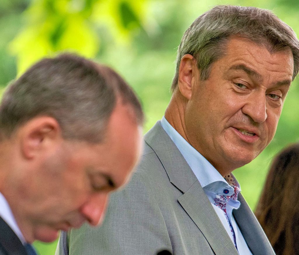 Markus Söder (CSU; r.), steht am 28. Juni dieses Jahres im unteren Hofgarten an der Staatskanzlei in München mit seinem Stellvertreter Hubert Aiwanger (Freie Wähler).