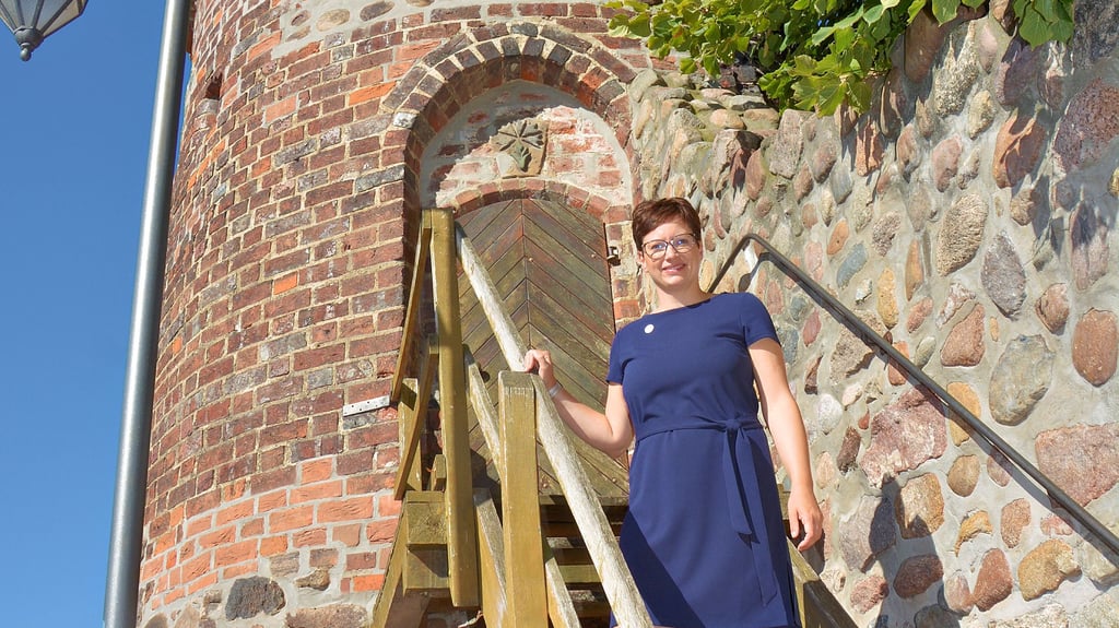 Tourismus-Sachgebietsleiterin Stefanie Deckert auf der Treppe des Burger Hexenturmes, der nun neben Freiheitsturm und Berliner Torturm von der Stadt bewirtschaftet wird.
