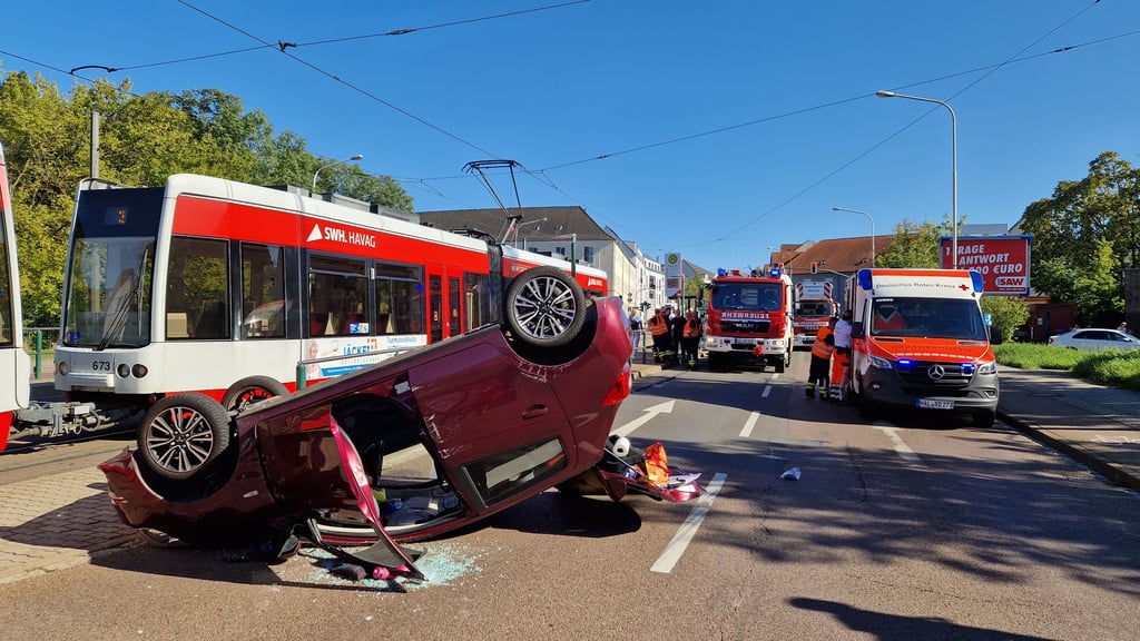Ein Auto landete bei dem Unfall in Halle-Trotha auf dem Dach.