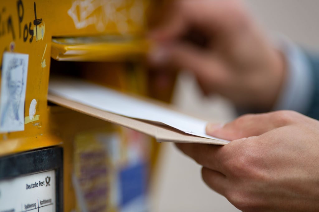 Nur echt in gelber Farbe: der Briefkasten der Deutschen Post. Konkurrenzunternehmen haben in manchen Regionen eigene Briefkästen zur Postaufgabe.
