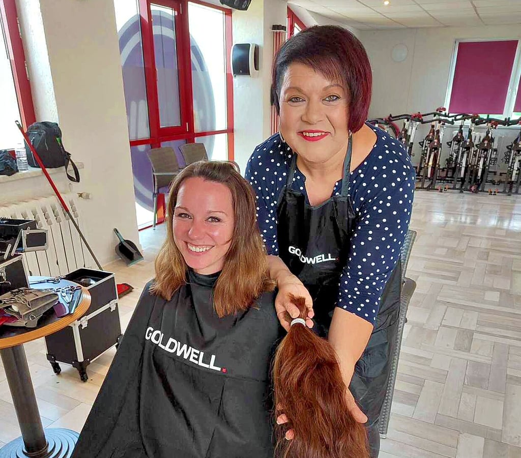 Friseurmeisterin Alexandra Konheiser (rechts) sorgte für den professionellen Schnitt bei der Haarspendeaktion zugunsten der Kinderkrebshilfe – hier mit Chatarina Nasarek aus Derenburg.