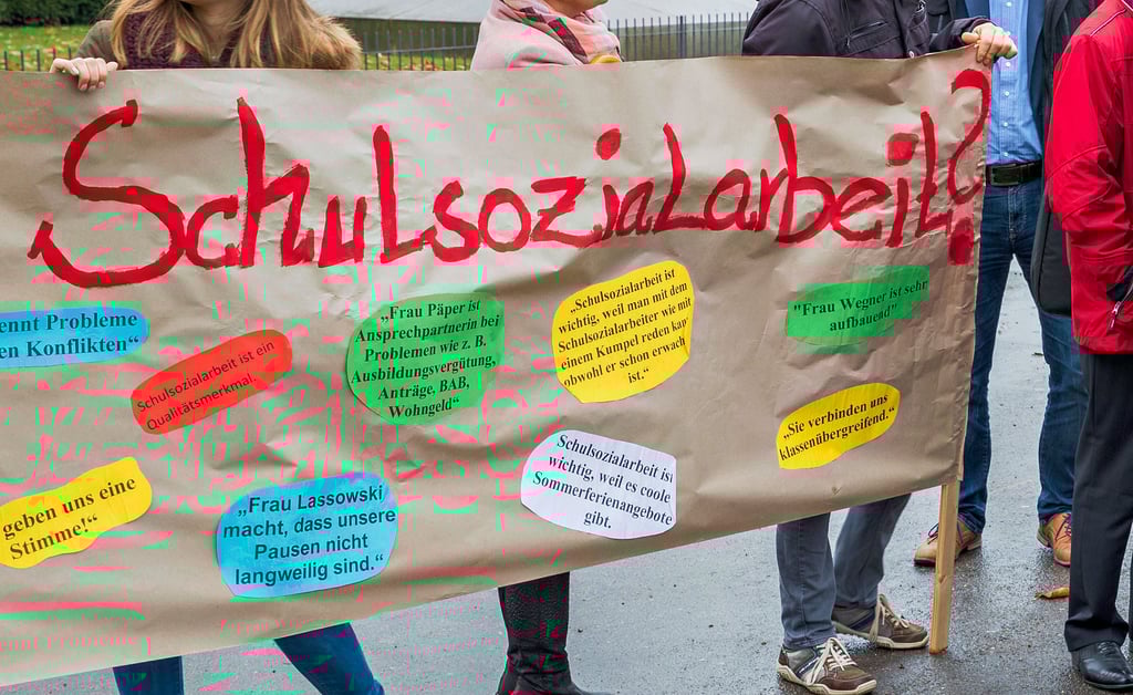 Bunt und vielfältig wie das Schulleben ist auch die Schulsozialarbeit. Sie ist wichtig, „weil man mit dem Schulsozialarbeiter wie mit einem Kumpel reden kann, obwohl er schon erwachsen ist“, so eine der Thesen.