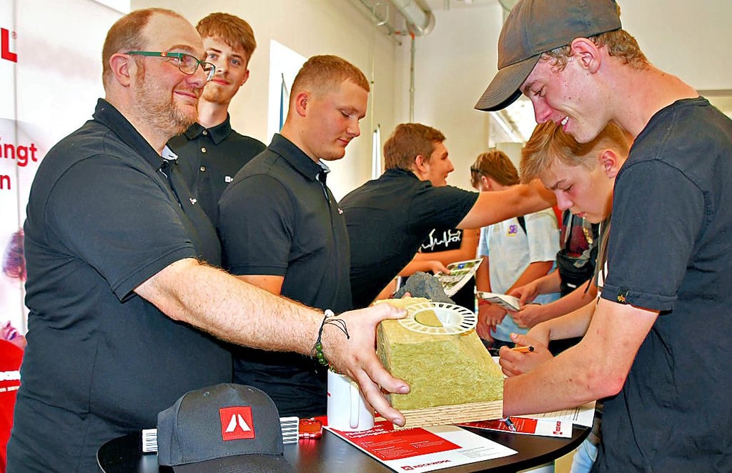 Rockwool-Personalleiter Andreas Schulze (v.l.) zeigt Materialien und beantwortet mit den Auszubildenden Niklas Heinrichs, Nils Helmke und Corvin-William Millers Fragen zu den verschiedenen Ausbildungsberufen.