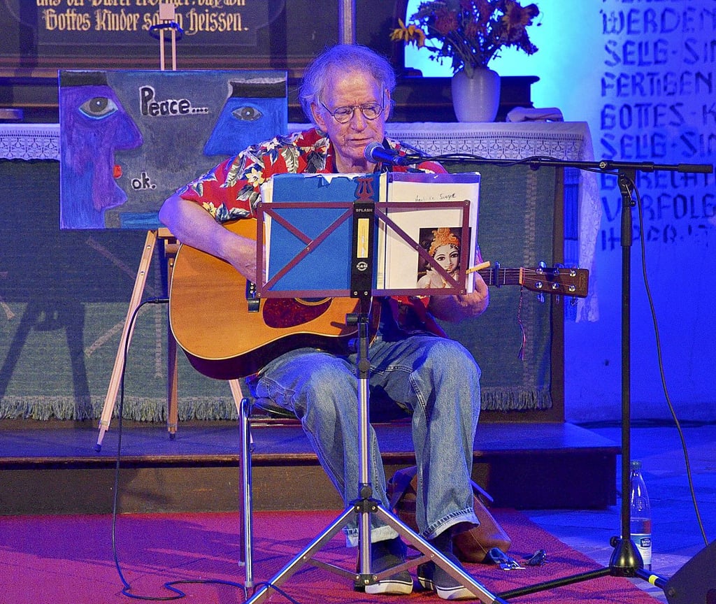 „Stop war, make peace, go back to make music“: David Munyon beim Auftritt in der Jakobi-Kirche in Schönebeck.