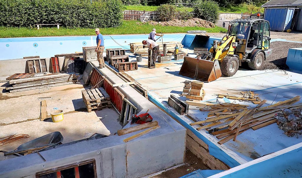 Die Arbeiter der Firma HTS sind derzeit mit dem Betonfundament für das neue Badebecken in Wolfsberg beschäftigt.