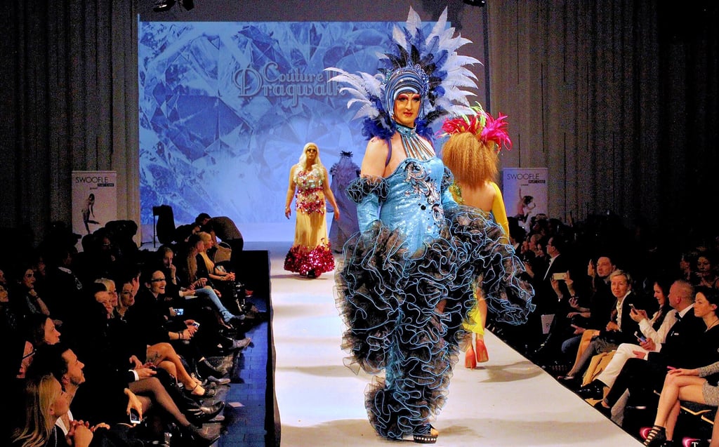 Sebastian Aldag nach seiner Verwandlung in „Lullu Bleibtreu“: In blauem Kostüm trat er vor einigen Jahren bei der Berlin Fashion Week auf.