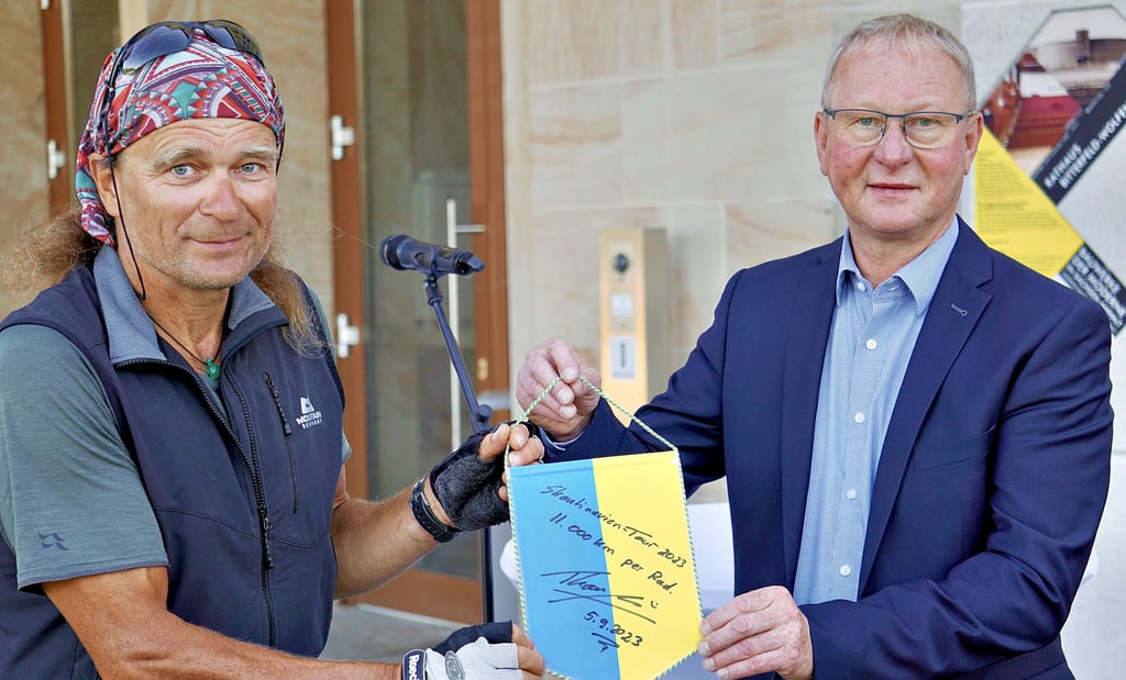 Thomas Meixner (l.) ist zurück und hat den Wimpel mit dem Stadtwappen am Dienstag unterschrieben an Oberbürgermeister Armin Schenk übergeben.