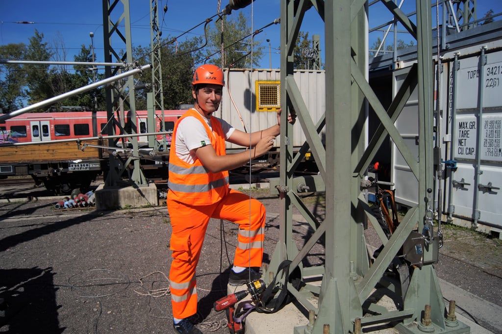 Caner Kara macht eine Ausbildung zum Mechatroniker bei der Deutschen Bahn in Halle-Ammendorf. Der 19-Jährige kam vor vier Jahren aus der Türkei nach Deutschland.