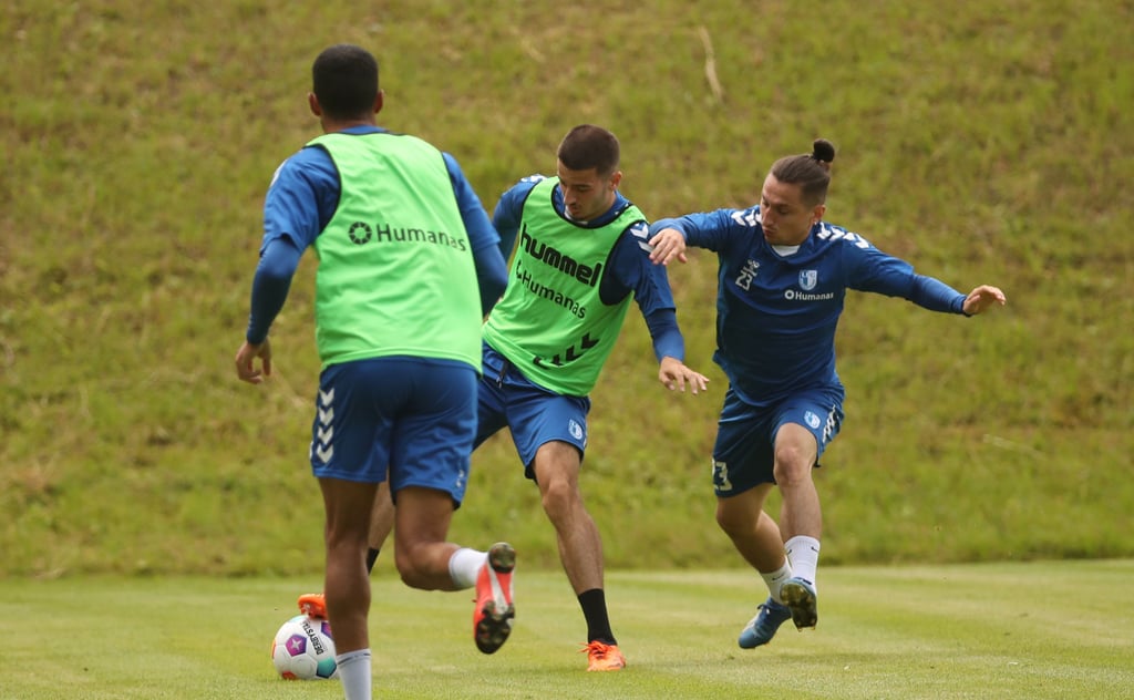 Steht im Kader der kosovarischen Nationalmannschaft für die Länderspiele gegen die Schweiz und Rumänien: Andi Hoti (l.), hier mit Baris Atik. Der Vizekapitän brach am Donnerstag das Training als reine Vorsichtsmaßnahme ab.