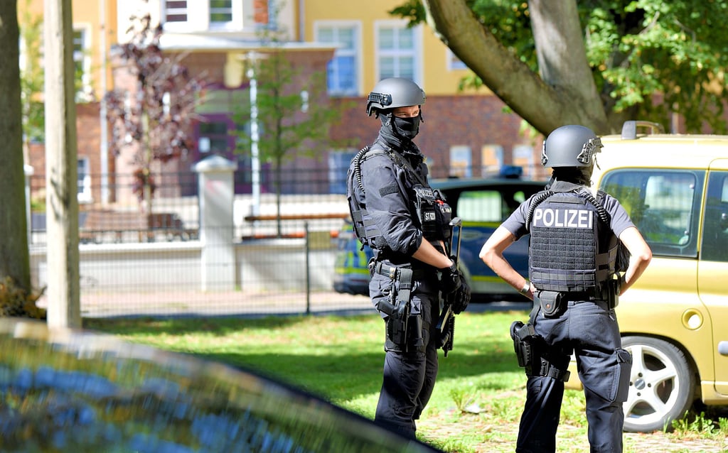 Großräumig wird am Mittwochvormittag die Borlachschule in Bad Dürrenberg abgesperrt und von bewaffneten Einsatzkräften gesichert.