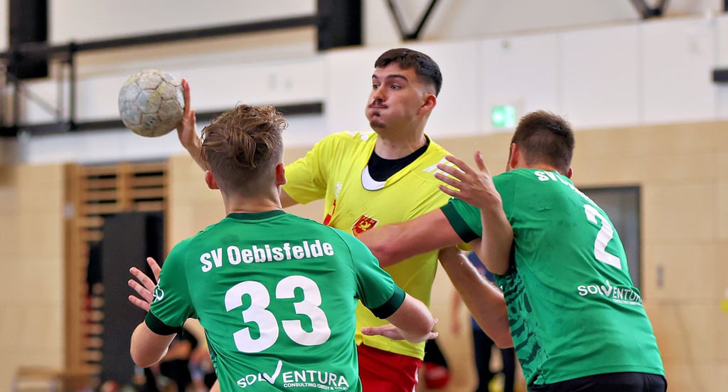 Ben-Luis Streißenberger (am Ball/gegen Leo Pogadl und Paul Breitender/r.) hat zum Auftakt seinen ersten Saisontreffer für den Post SV verpasst. Aber nicht nur an der Chancenverwertung haperte es noch bei den Magdeburgern.