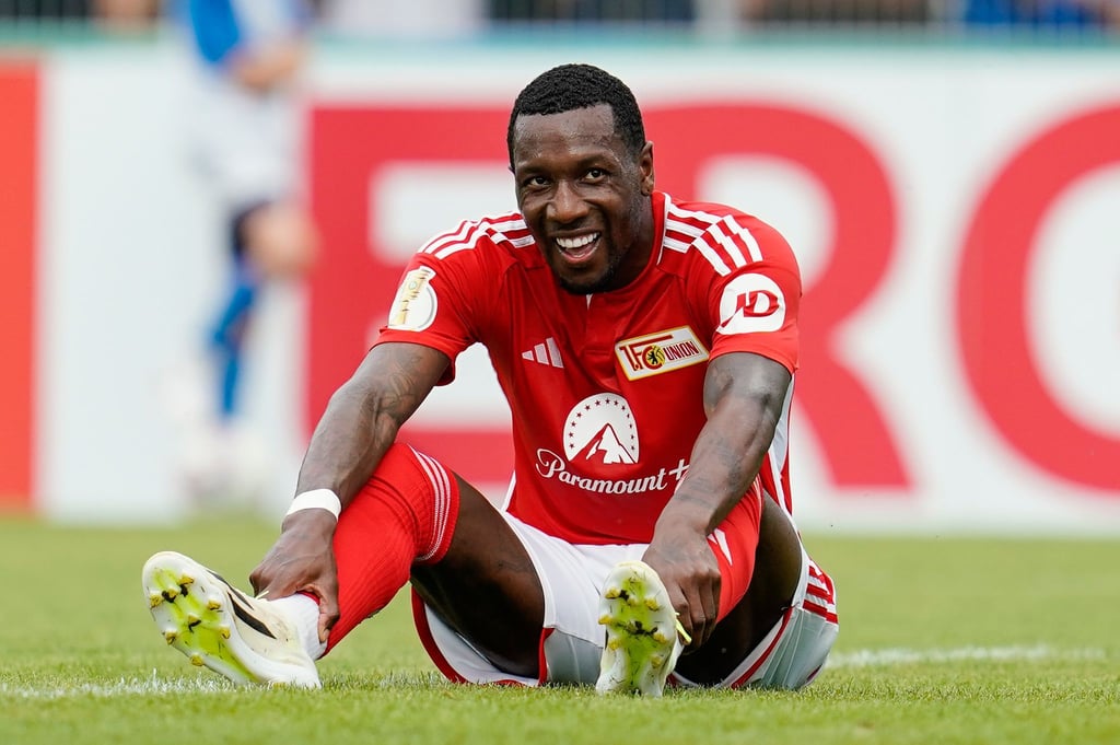 Berlins Torschütze Sheraldo Becker lacht nach seinem Tor zum 0:2.