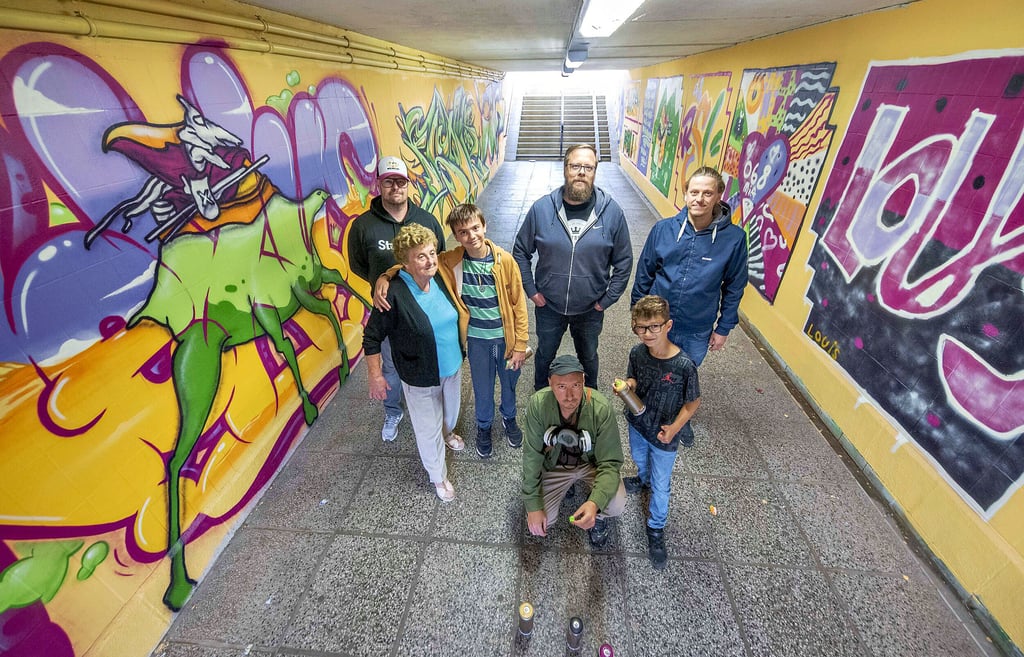 Der Fußgängertunnel unter den Bahngleisen am Roßlauer Bahnhof ist im August in einem vom städtischen Jugendamt und Ortschaftsrat geförderten Graffiti-Workshop von freien Künstlern und Jugendlichen wieder sauber, farbenfroh und ansehnlich gemacht worden.