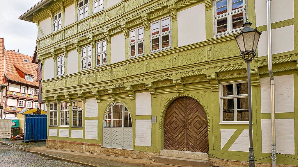 Die beiden historischen Eingänge sind nach der Sanierung nur noch optisch erhalten. Das Ensemble aus drei Gebäuden erstrahlt in drei unterschiedlichen Farbgebungen. Das Haupthaus hat die ursprüngliche grüne Farbgebung erhalten. Die Nachbargebäude sind in Rot und grau gestaltet.