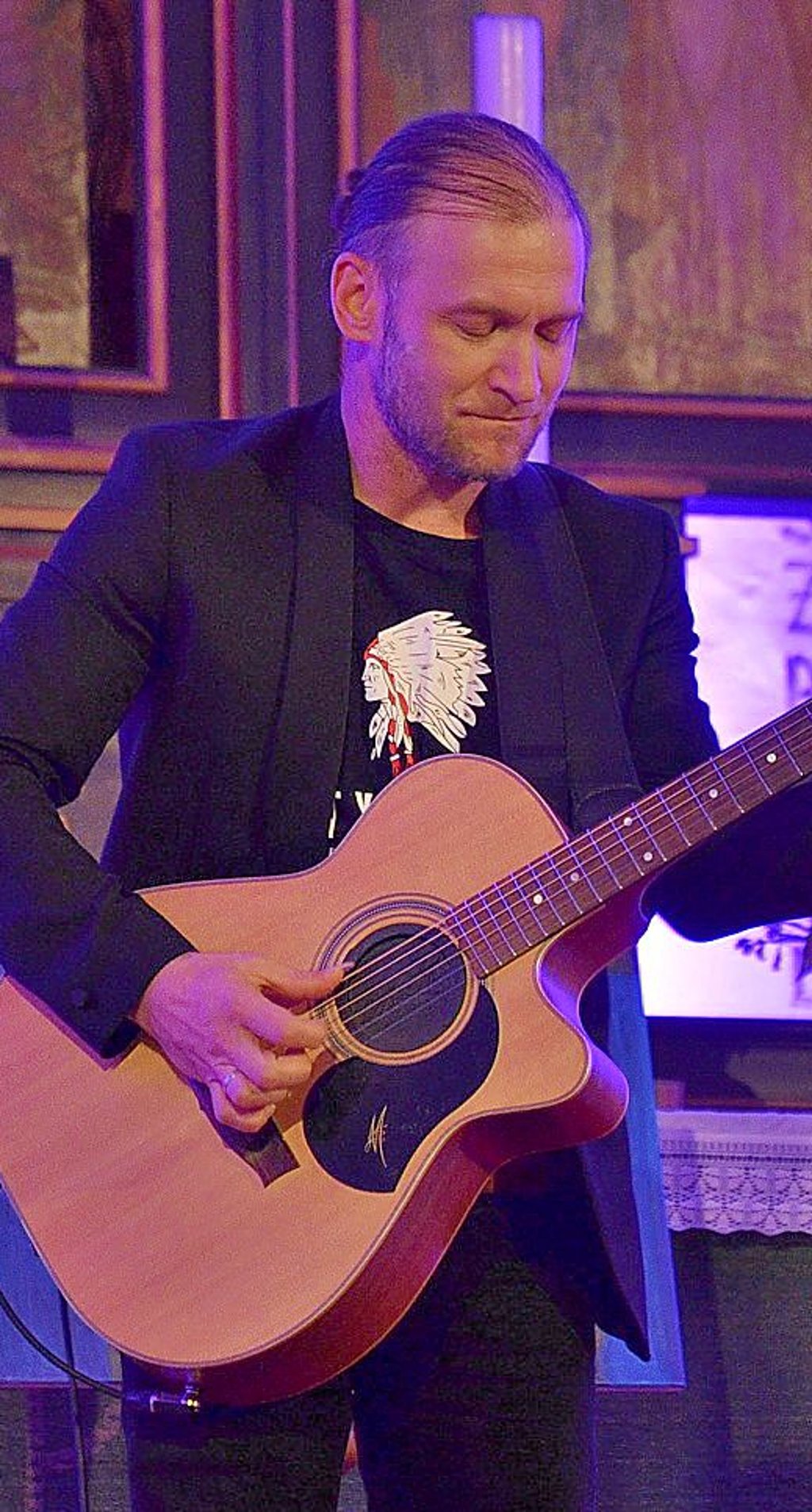 Vladimir Spiridonov beim Spiel auf seiner Akustikgitarre.