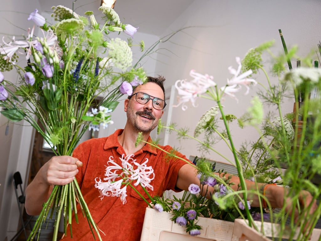 Der Florist Nicolaus Peters bindet einen Blumenstrauß. Er nimmt für Deutschland vom 7. bis 9. September am World Cup der Floristinnen und Floristen in Manchester teil.