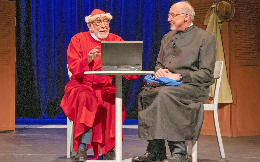 Dieter Hallervorden probte am Montag im Mitteldeutsches Theater. Am Dienstag stand es an seinem seinen 88. Geburtstag wieder auf den Brettern, die die Welt bedeuten und feierte sein 60. Bühnenjubiläum in der Marienkirche mit der Premiere seines aufgefrischten Soloprogramms „Stationen eines Komödianten“ zum Start der neuen Saison.
