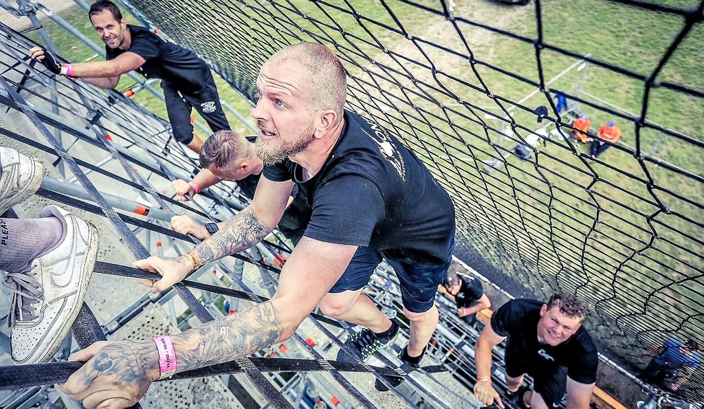 Tough Mudder gilt als eines der härtesten Sportevents der Welt: Bei dem Hindernis „Mudderhorn“ (Höhe etwa 8 Meter) sollte man keine Höhenangst haben.