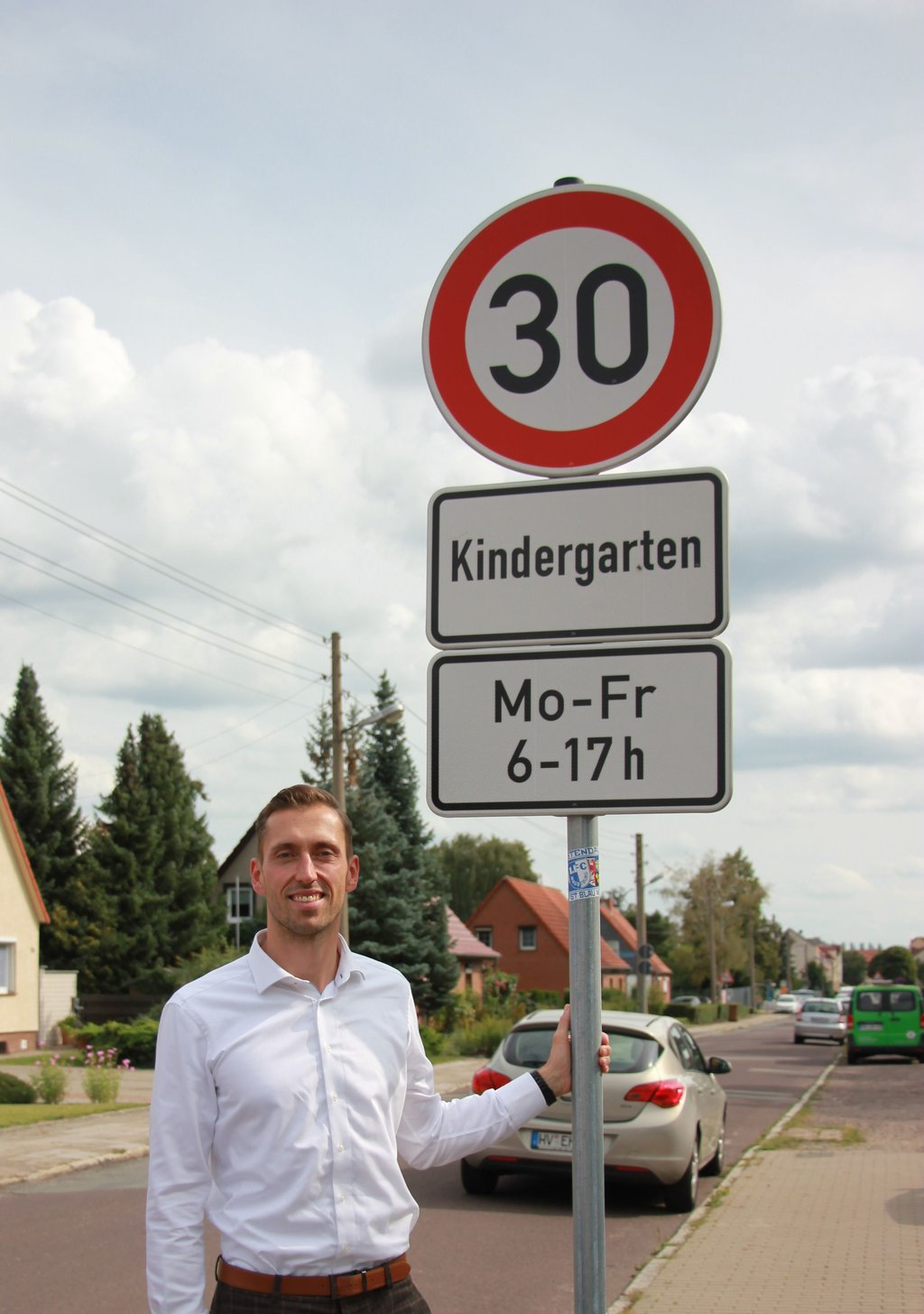 Stendals Oberbürgermeister Bastian Sieler am neuen Tempolimit-Schild in der Stendaler Preußenstraße.