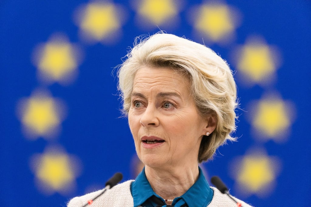 Ursula von der Leyen (CDU), Präsidentin der Europäischen Kommission, steht im Gebäude des Europäischen Parlaments und spricht.