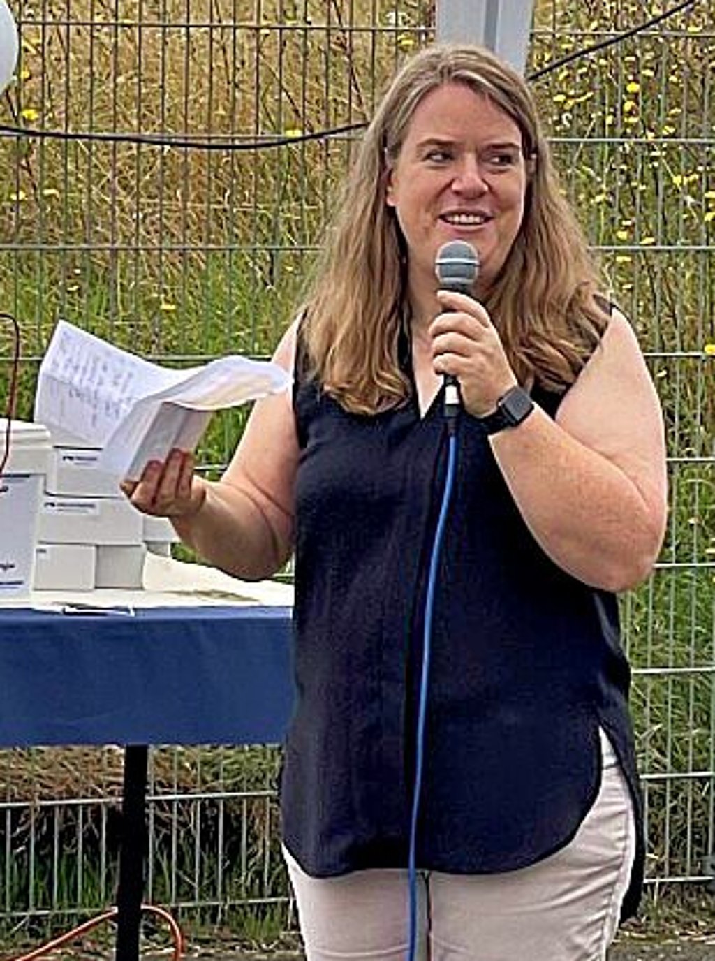 Kerstin Zeeb begrüßt Mitarbeiter und Gäste beim Sommerfest.