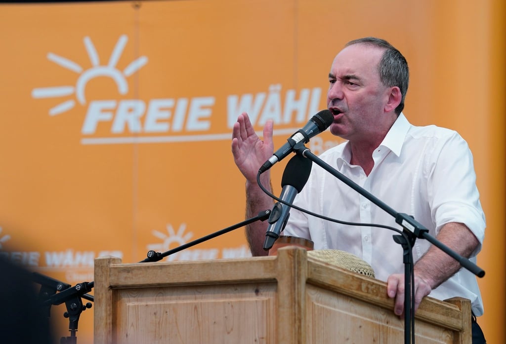 Trotz der Flugblatt-Affäre um Bayerns Vize-Ministerpräsidenten Hubert Aiwanger sind die Freien Wähler in Umfragen im Höhenflug.