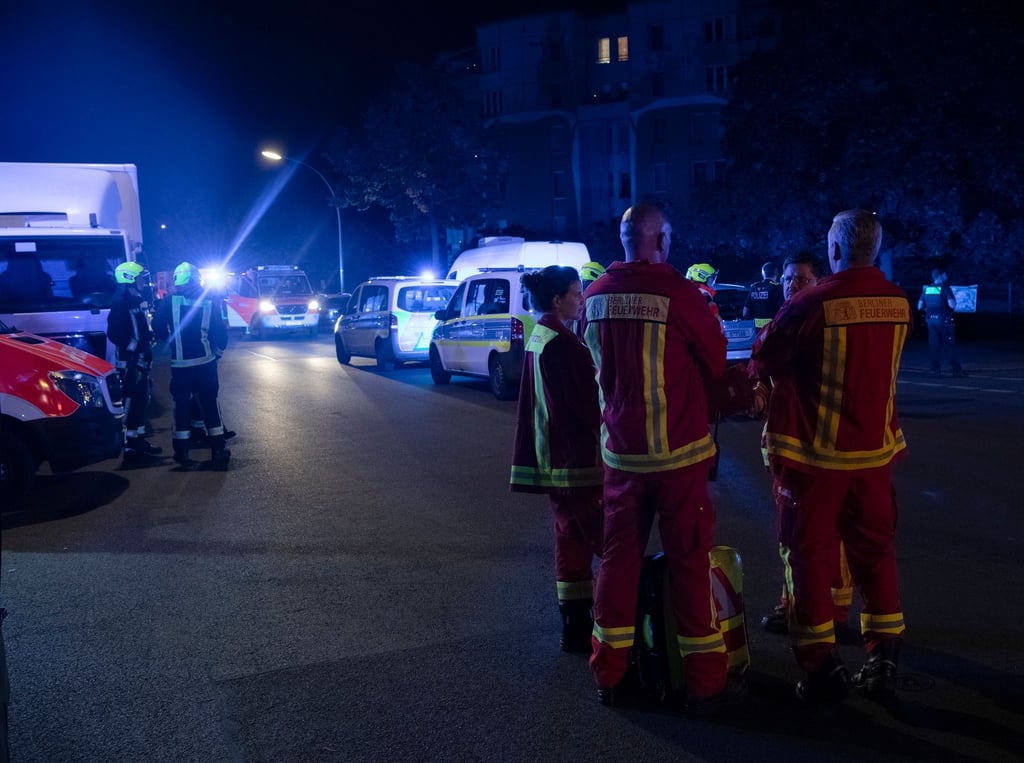 Einsatzfahrzeuge und Kräfte von Polizei und Feuerwehr stehen an einer Kreuzung in der Heideckstraße.