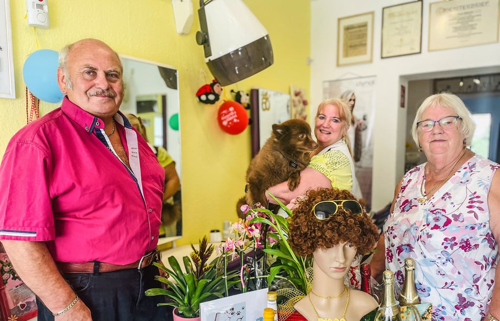Feierlaune im Friseursalon „Klemmt“ in Zeitz: Familie Peth freut sich über ihr Jubiläum, Kunden und Freunde übergaben Geschenke, Blumen und mehr.