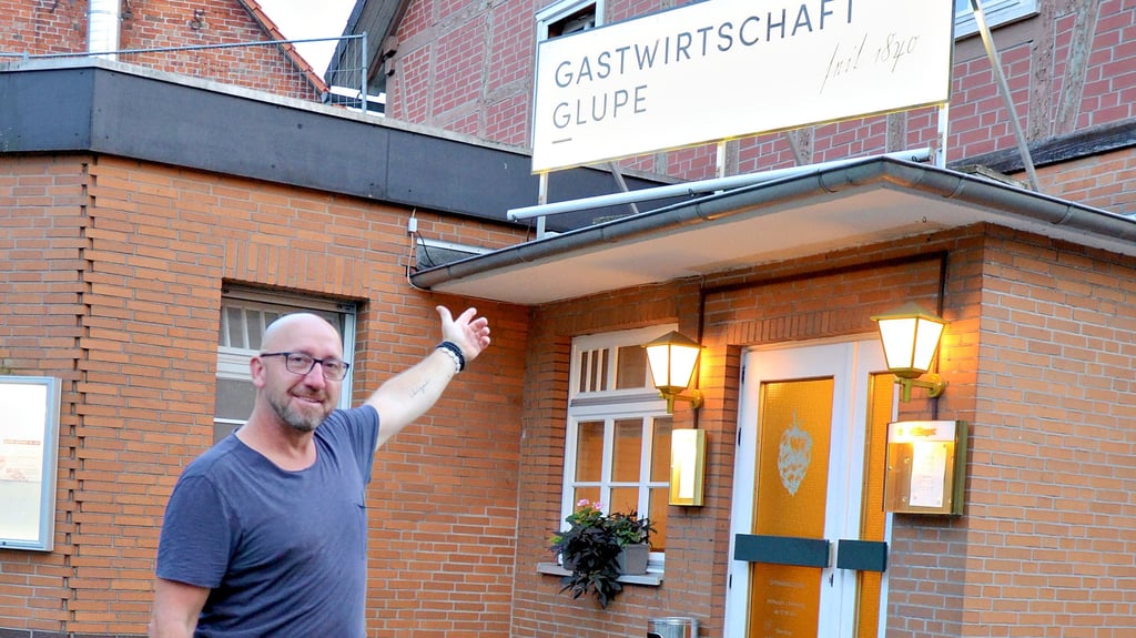 Koch Christian Krüger an seinem neuen Arbeitsplatz, der Gastwirtschaft Glupe im niedersächsischen Tülau. Hier kann er seine Ideen mit einbringen, bedankt er sich für das Vertrauen.