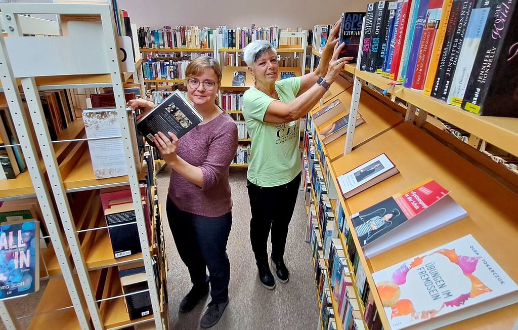 Anne Bittmann und Dagmar Gröhling (v.li.) kümmern sich in der Stadtbibliothek Hettstedt um neue Bücherauswahl und bieten zudem verschiedene Veranstaltungen vor Ort an.
