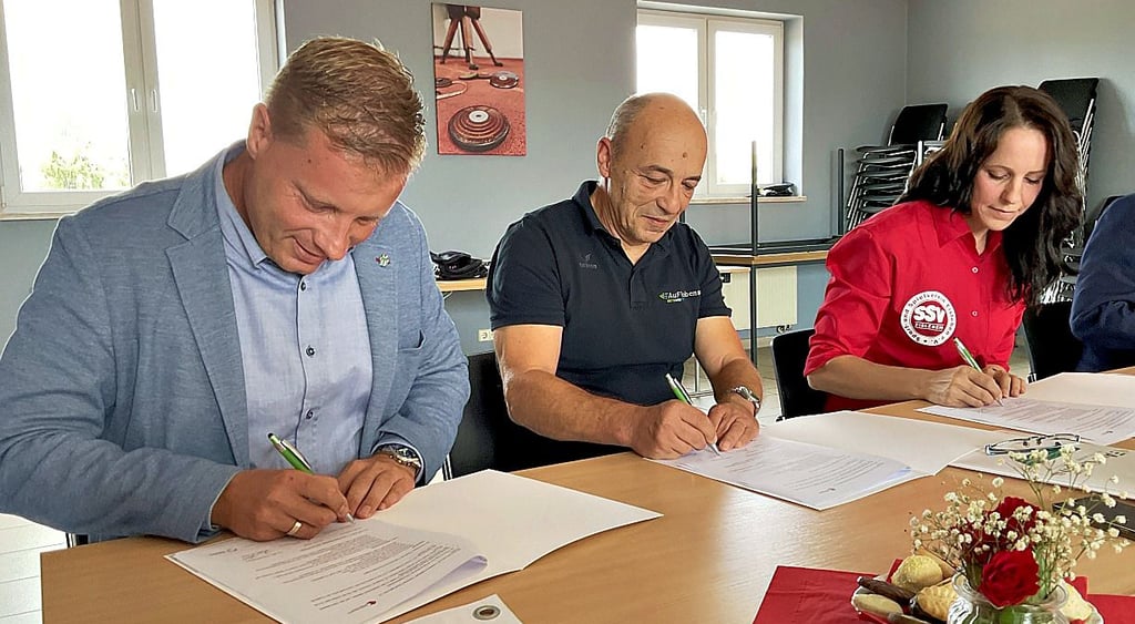 Bürgermeister Carsten Staub (links), Jörg Müller (Projektleiter des Landesturnverbandes) und Stefanie Brames (Vorsitzende SSV Eisleben) unterzeichnen die Kooperationsvereinbarung für das Projekt.