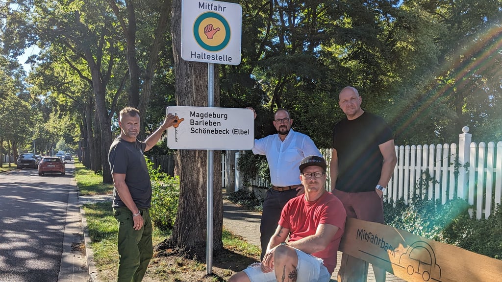 Eine Mitfahrbank steht seit kurzem am Biederitzer Rathaus: Ortsbürgermeister Carsten Schneider, Bürgermeister Kay Gericke, Sponsor Nico Lapczyna, Tobias Stahlhut von den Ehlebibern, Herstellern