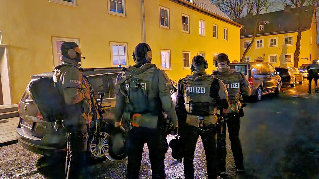 Das SEK am Abend des 8. März in Bad Lauchstädt – hier hatte ein Mann seine von ihm getrennt lebende Ehefrau und dann sich selbst erschossen.